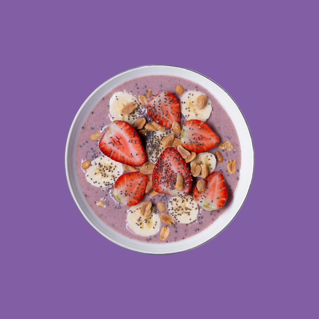 rode smoothie bowl met aardbei en banaan